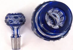 Baccarat, flacon cristal taillé, doublé bleu, pierreries diamants, 14,8 cm.