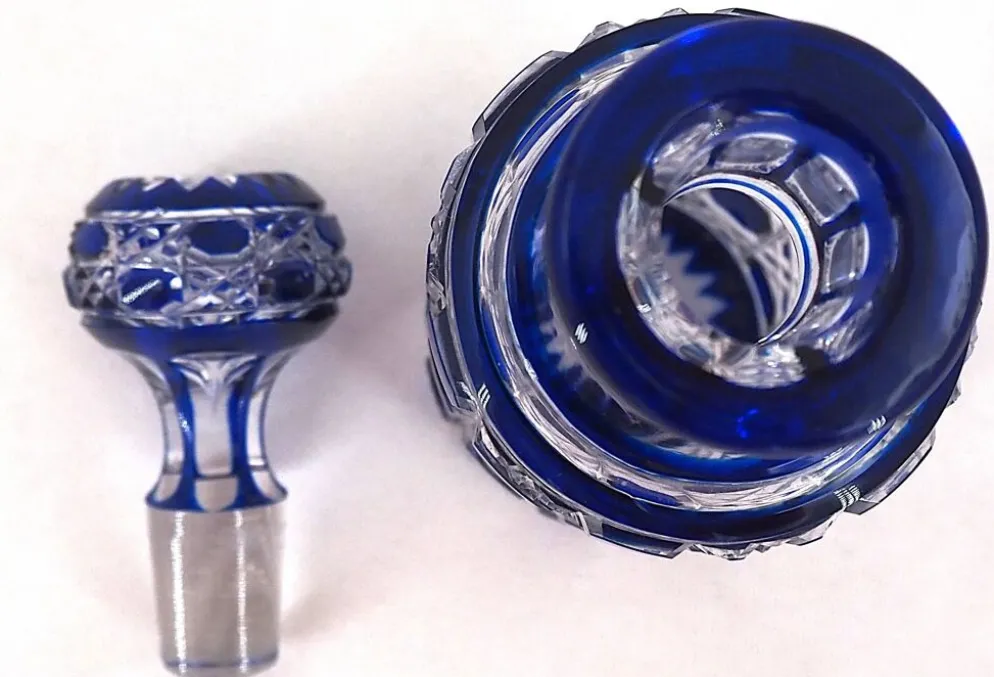 Baccarat, flacon cristal taillé, doublé bleu, pierreries diamants, 14,8 cm.