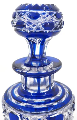 Baccarat, flacon cristal taillé, doublé bleu, pierreries diamants, 14,8 cm.