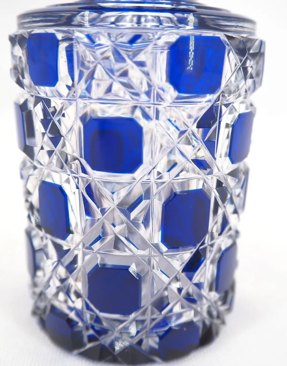 Baccarat, flacon cristal taillé, doublé bleu, pierreries diamants, 14,8 cm.
