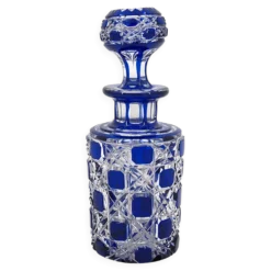 Baccarat, flacon cristal taillé, doublé bleu, pierreries diamants, 14,8 cm.
