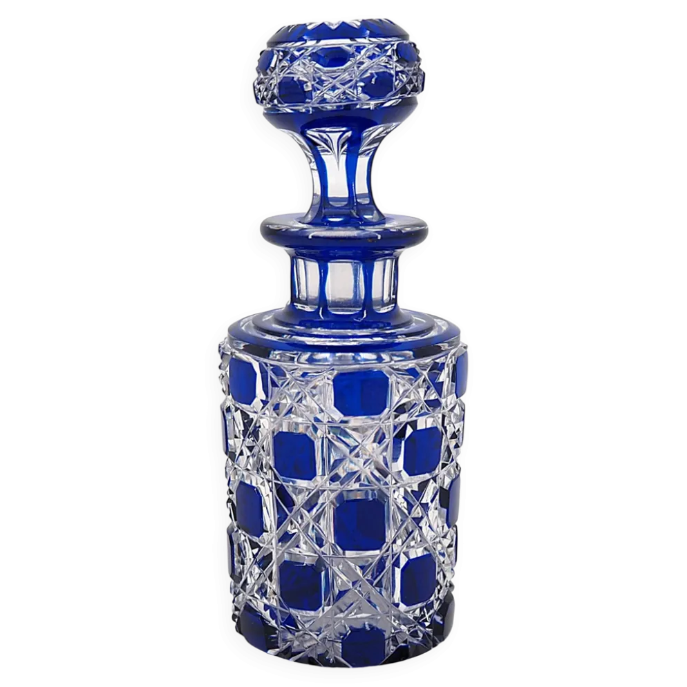 Baccarat, flacon cristal taillé, doublé bleu, pierreries diamants, 14,8 cm.