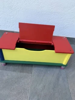 Banc-coffre années 80 Pierre Sala crayons