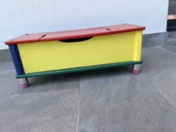 Banc-coffre années 80 Pierre Sala crayons