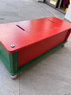 Banc-coffre années 80 Pierre Sala crayons