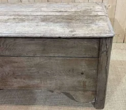 Banc coffre du 18ème en chêne brut - L=1m32, P=65cm, H=62cm.