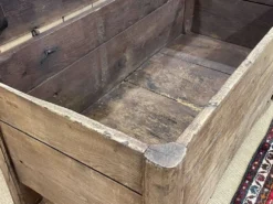 Banc coffre du 18ème en chêne brut - L=1m32, P=65cm, H=62cm.