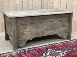 Banc coffre du 18ème en chêne brut - L=1m32, P=65cm, H=62cm.