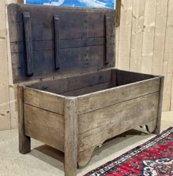 Banc coffre du 18ème en chêne brut - L=1m32, P=65cm, H=62cm.