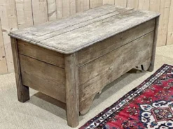 Banc coffre du 18ème en chêne brut - L=1m32, P=65cm, H=62cm.