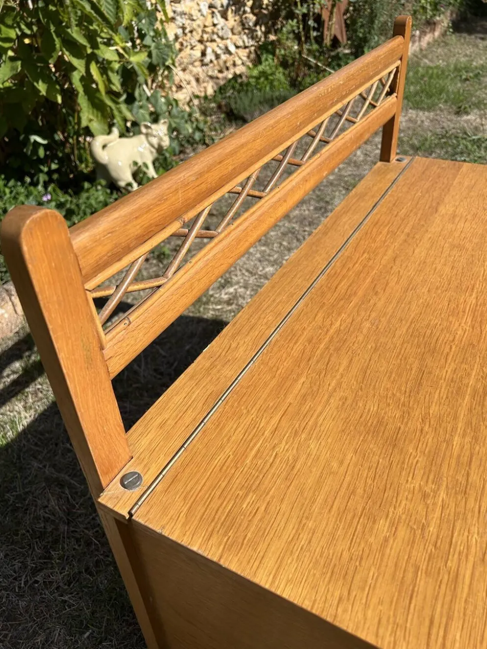 Banc coffre vintage 1960 chêne clair et tressage rotin