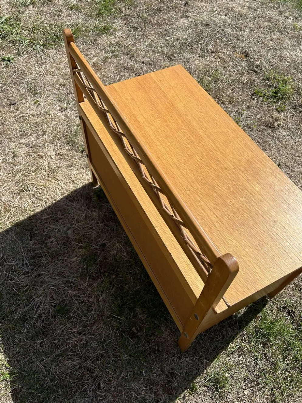 Banc coffre vintage 1960 chêne clair et tressage rotin