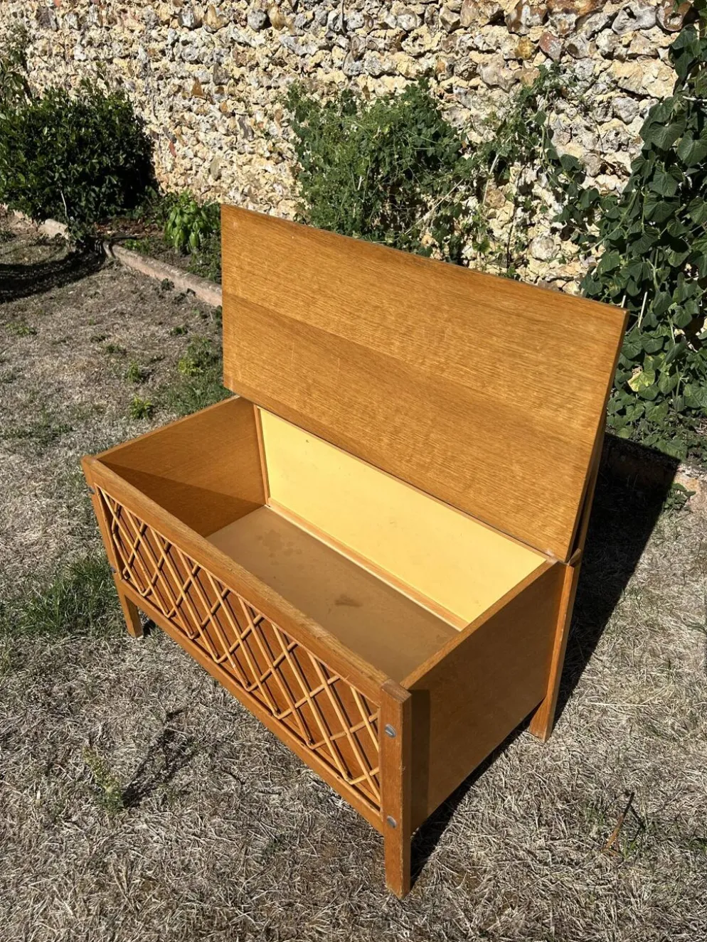 Banc coffre vintage 1960 chêne clair et tressage rotin