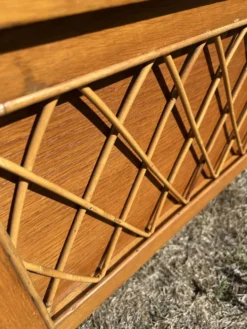 Banc coffre vintage 1960 chêne clair et tressage rotin