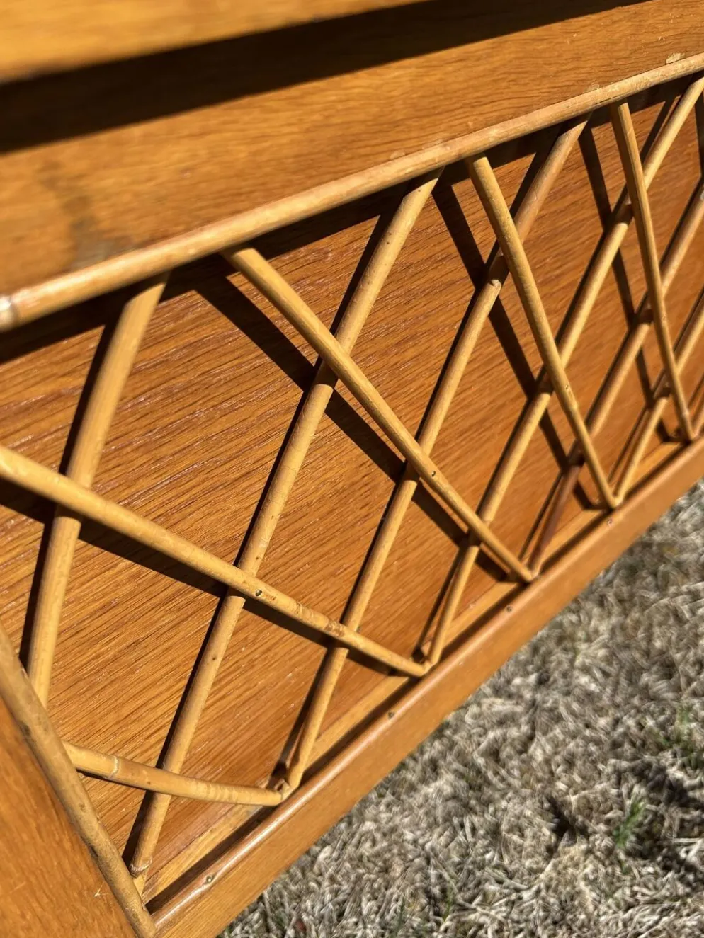Banc coffre vintage 1960 chêne clair et tressage rotin