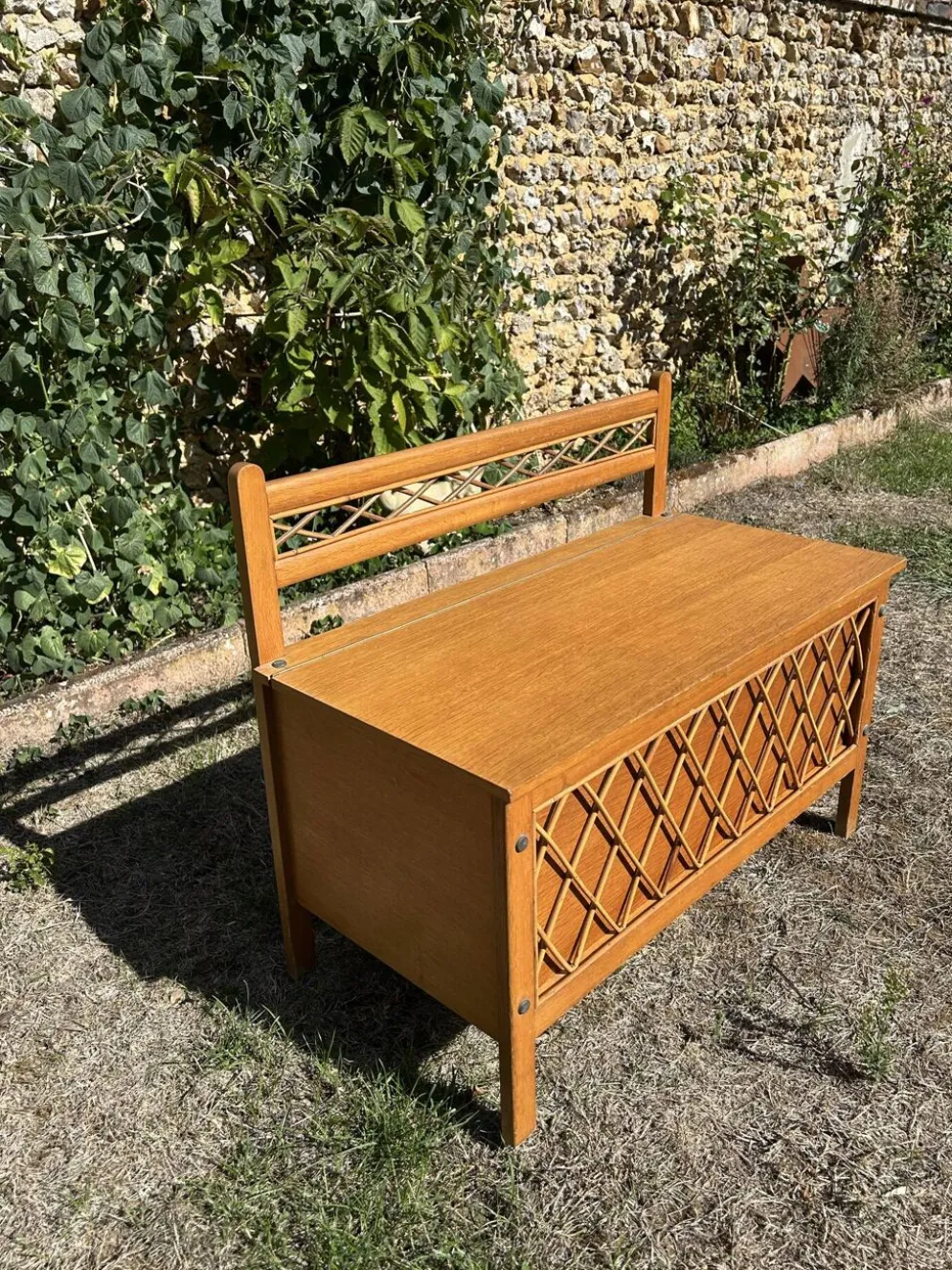Banc coffre vintage 1960 chêne clair et tressage rotin