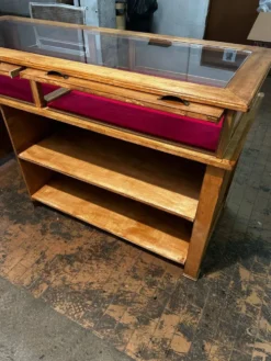 Banc d'exposition en rovere.