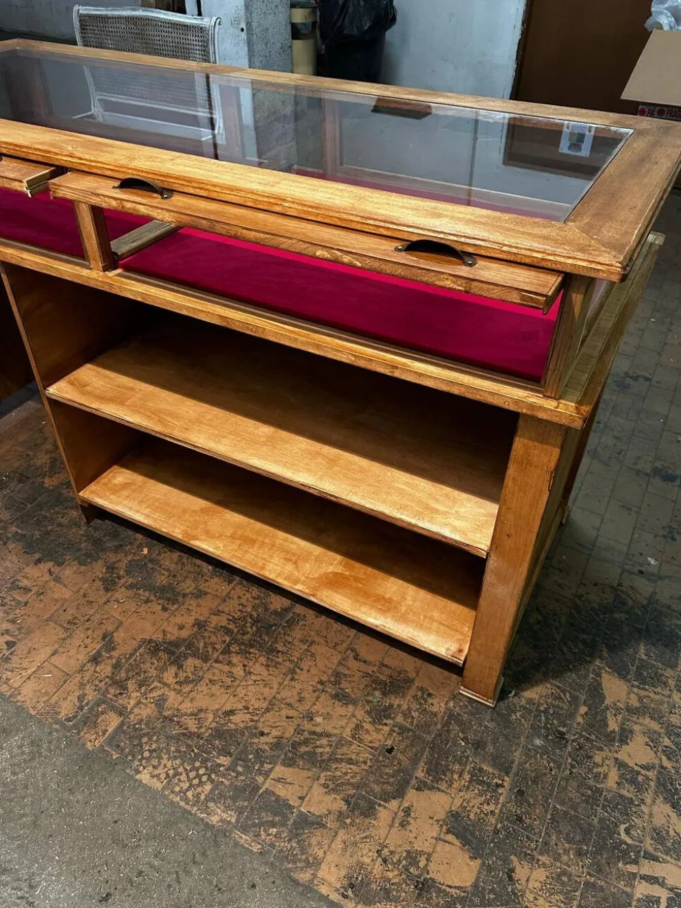 Banc d'exposition en rovere.