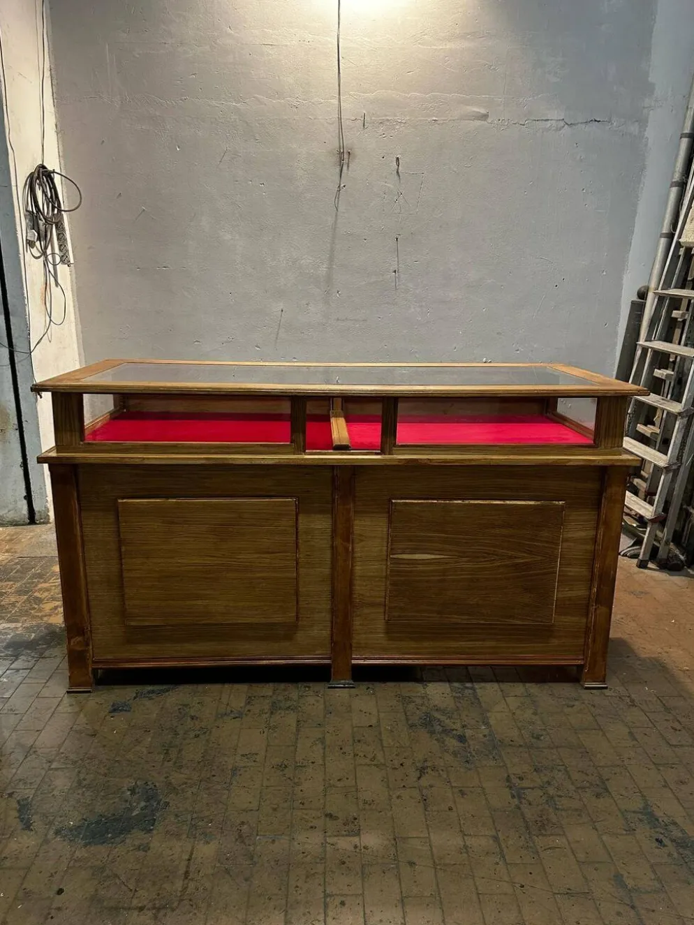 Banc d'exposition en rovere.