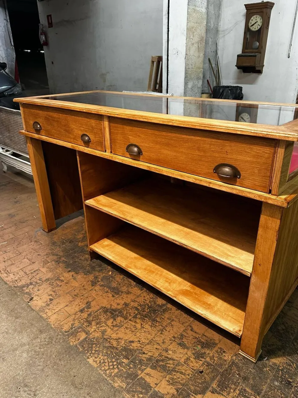 Banc d'exposition en rovere.