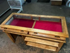 Banc d'exposition en rovere.