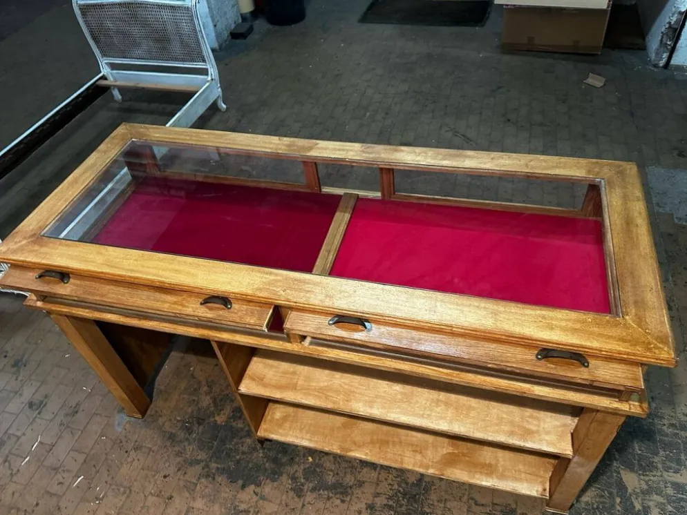 Banc d'exposition en rovere.