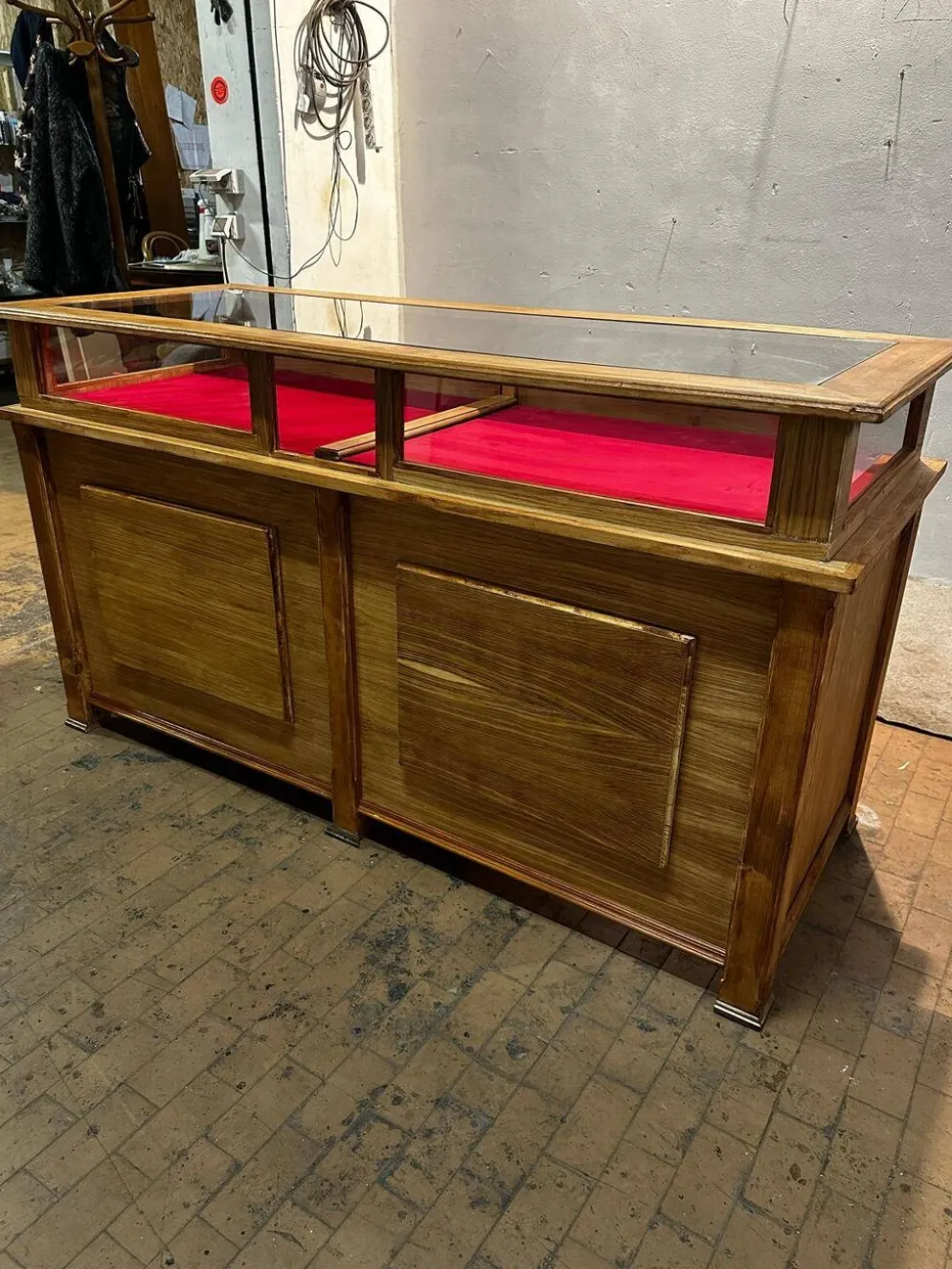 Banc d'exposition en rovere.