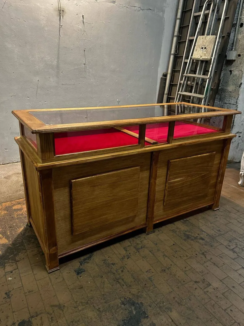 Banc d'exposition en rovere.