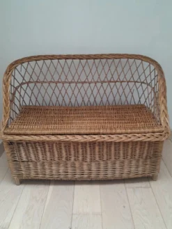 Banquette de rangement pour enfant en rotin