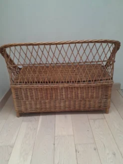 Banquette de rangement pour enfant en rotin