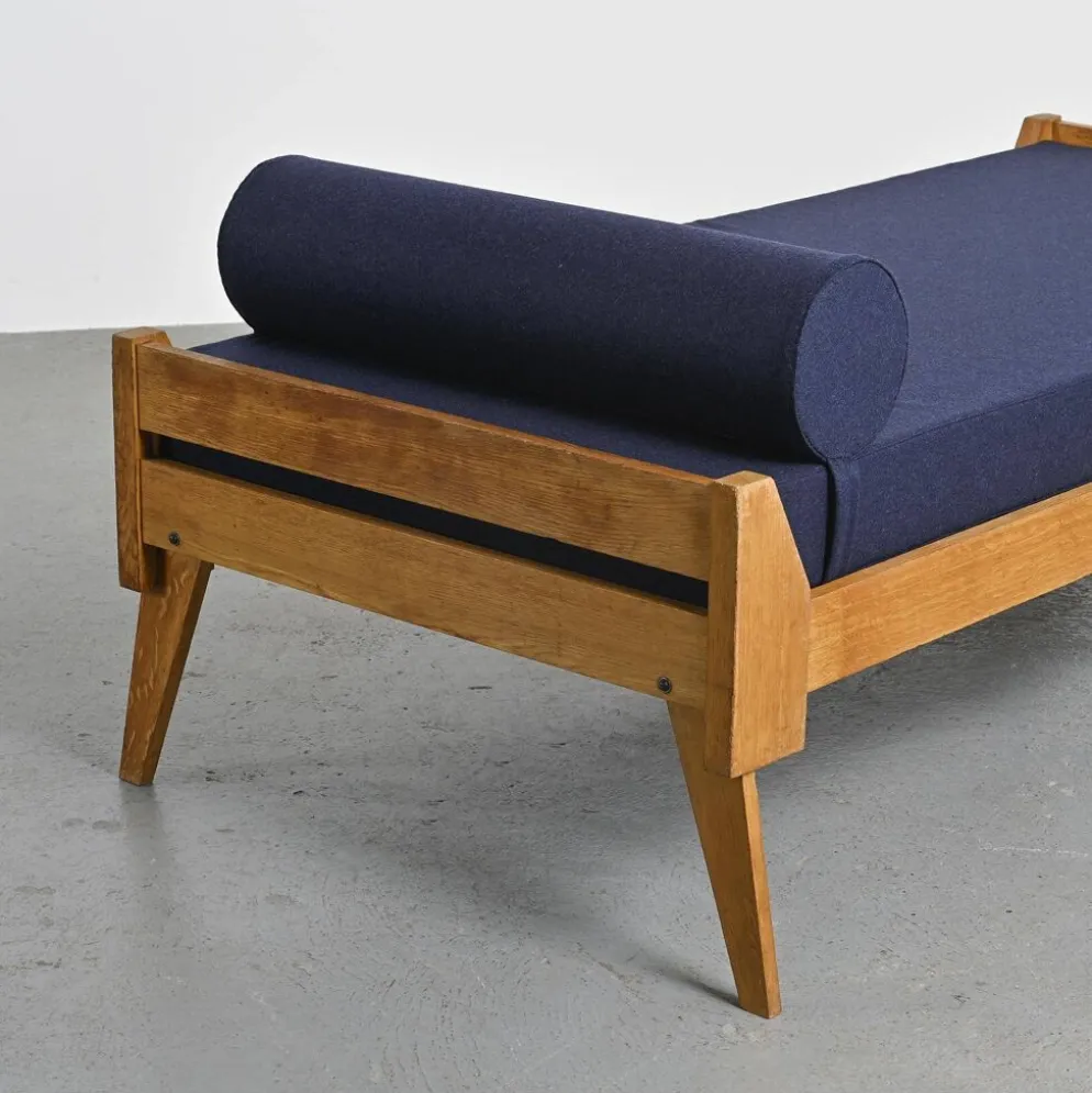 Banquette en bois et tissu bleu nuit, France, circa 1955