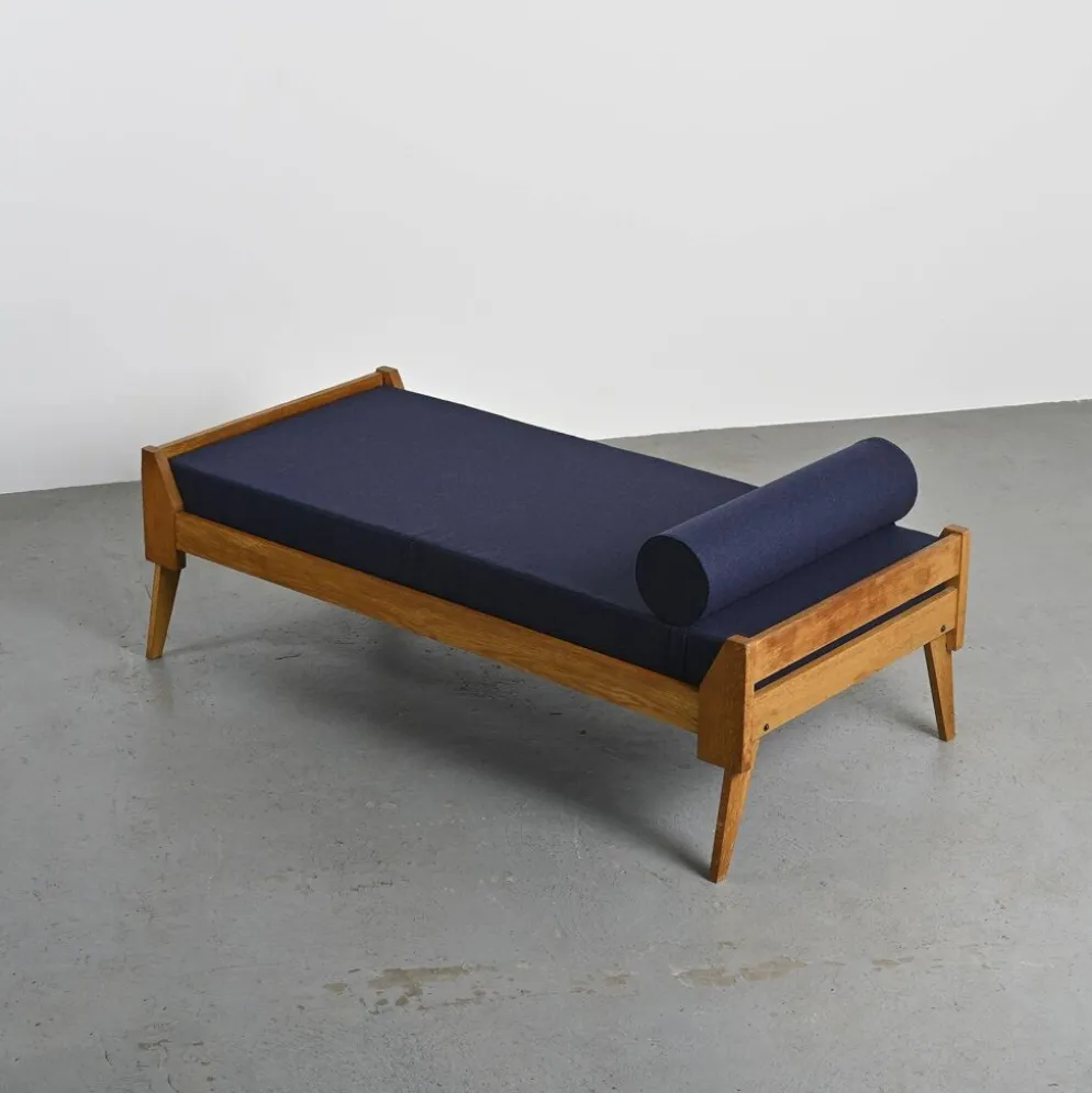 Banquette en bois et tissu bleu nuit, France, circa 1955
