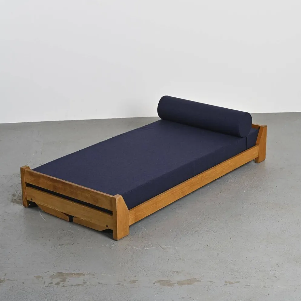 Banquette en bois et tissu bleu nuit, France, circa 1955