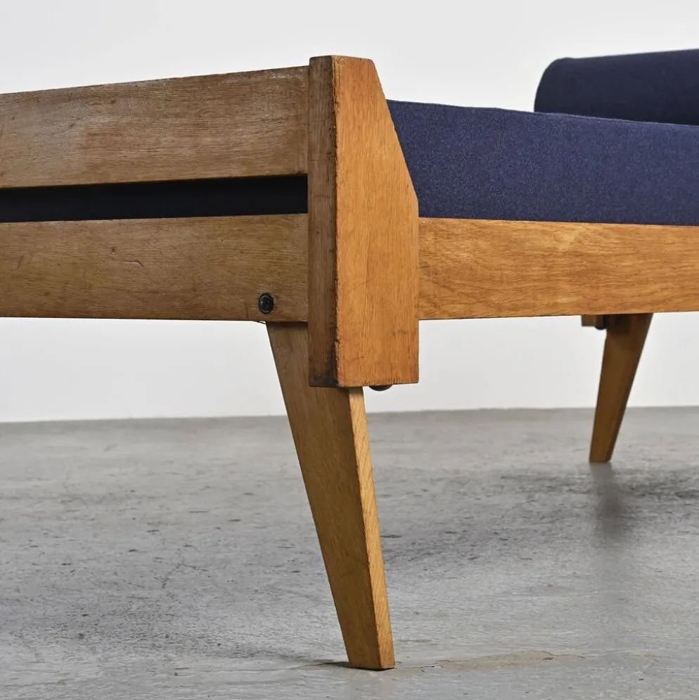 Banquette en bois et tissu bleu nuit, France, circa 1955
