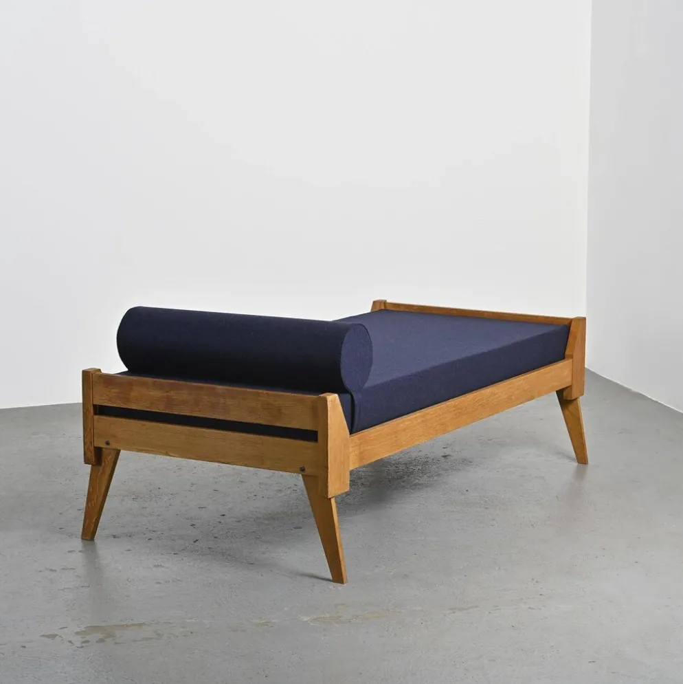 Banquette en bois et tissu bleu nuit, France, circa 1955