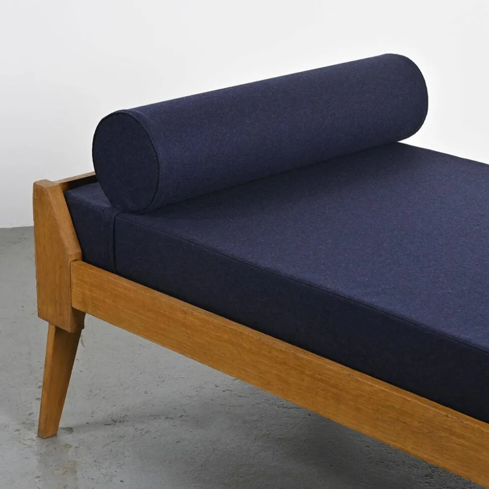 Banquette en bois et tissu bleu nuit, France, circa 1955