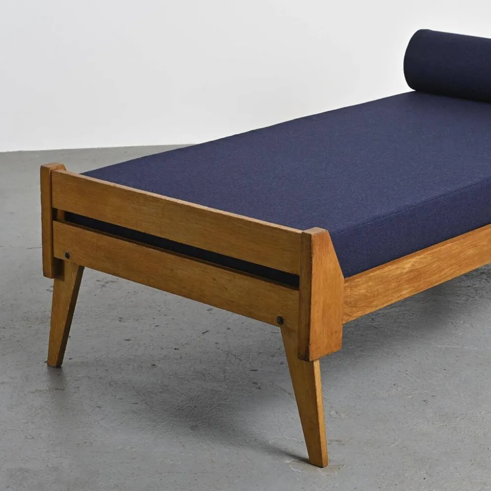 Banquette en bois et tissu bleu nuit, France, circa 1955