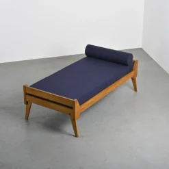Banquette en bois et tissu bleu nuit, France, circa 1955