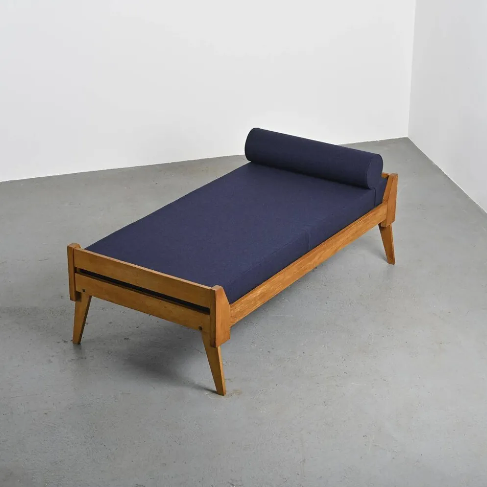 Banquette en bois et tissu bleu nuit, France, circa 1955