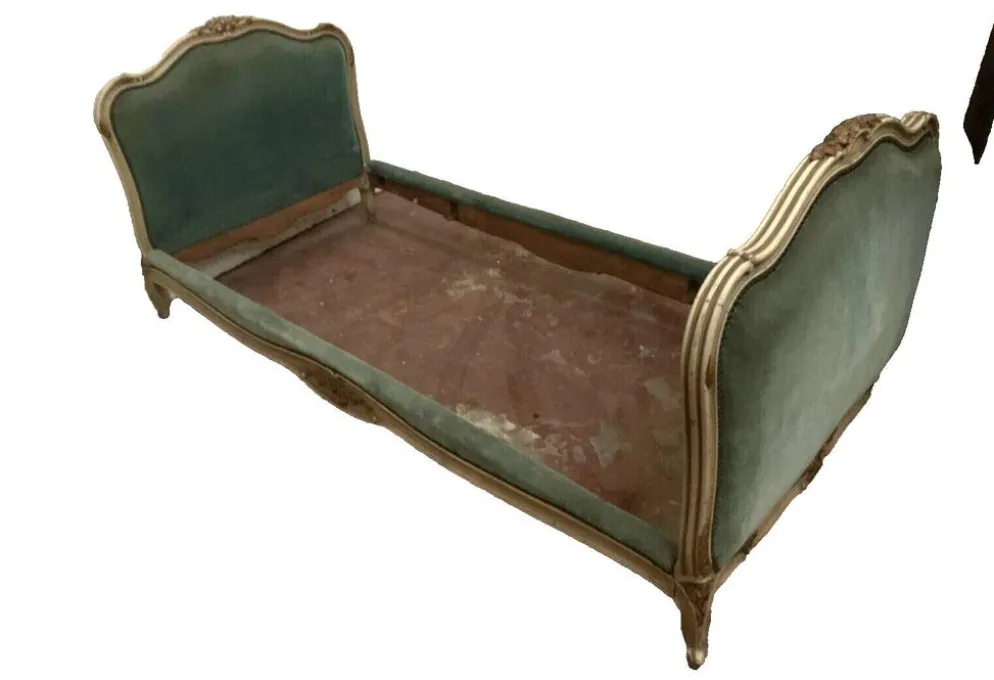 Banquette lit de repos en bois laqué et doré XX siècle