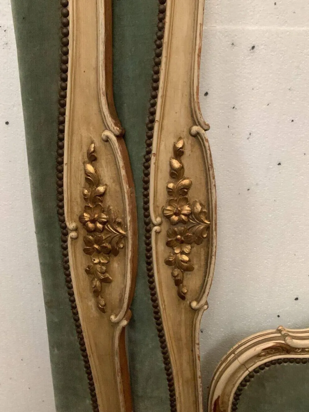 Banquette lit de repos en bois laqué et doré XX siècle