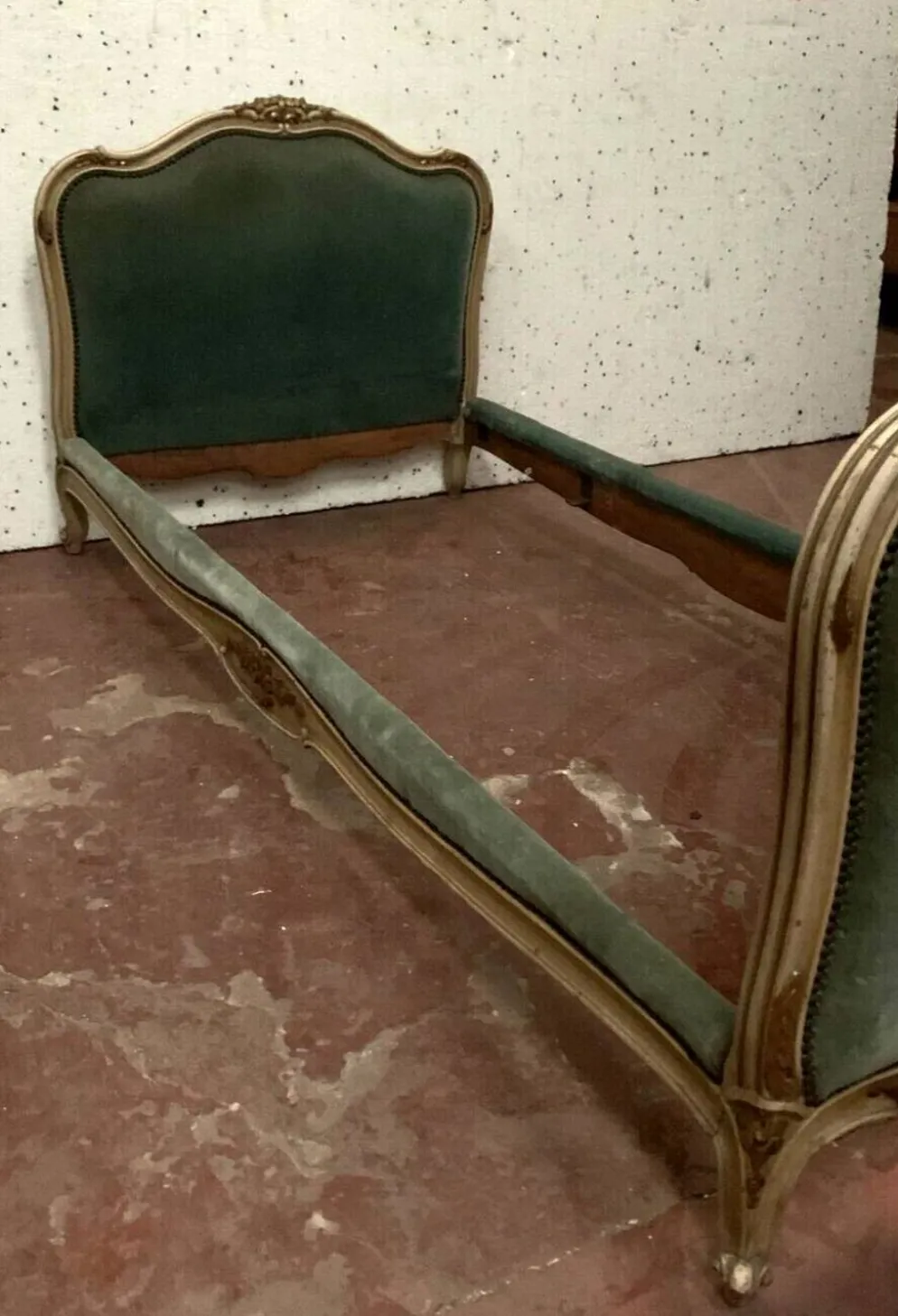 Banquette lit de repos en bois laqué et doré XX siècle