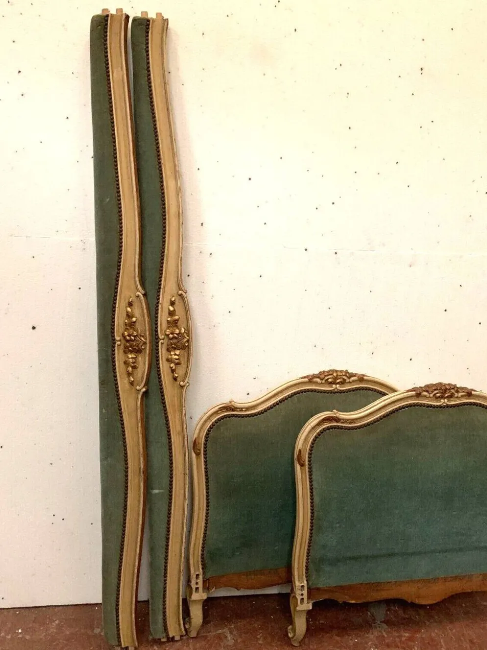 Banquette lit de repos en bois laqué et doré XX siècle