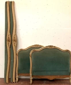 Banquette lit de repos en bois laqué et doré XX siècle