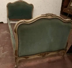 Banquette lit de repos en bois laqué et doré XX siècle