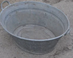 Baquet ovale en zinc gris à double anse, Hongrie, années 1950