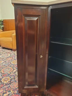 Bar anglais Chesterfield en acajou entièrement recouvert de cuir