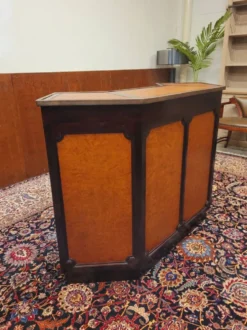 Bar anglais Chesterfield en acajou entièrement recouvert de cuir