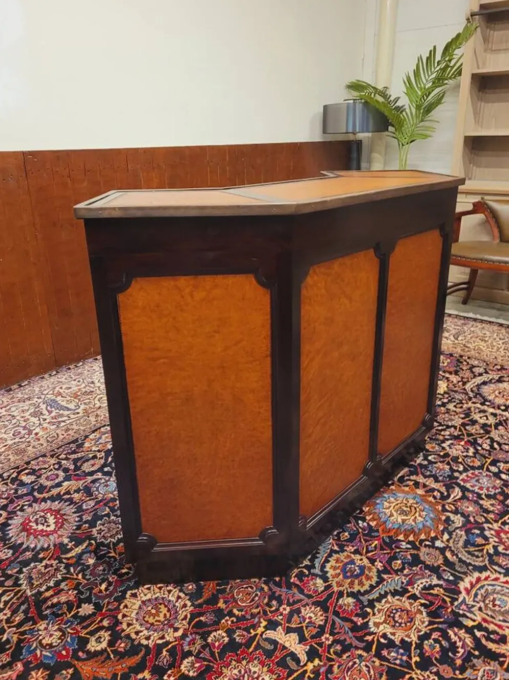 Bar anglais Chesterfield en acajou entièrement recouvert de cuir