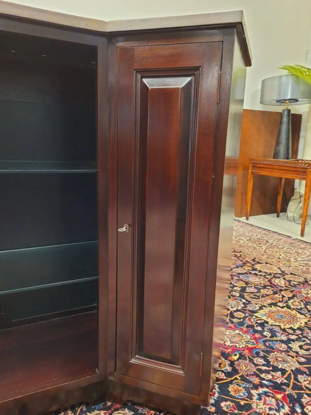 Bar anglais Chesterfield en acajou entièrement recouvert de cuir